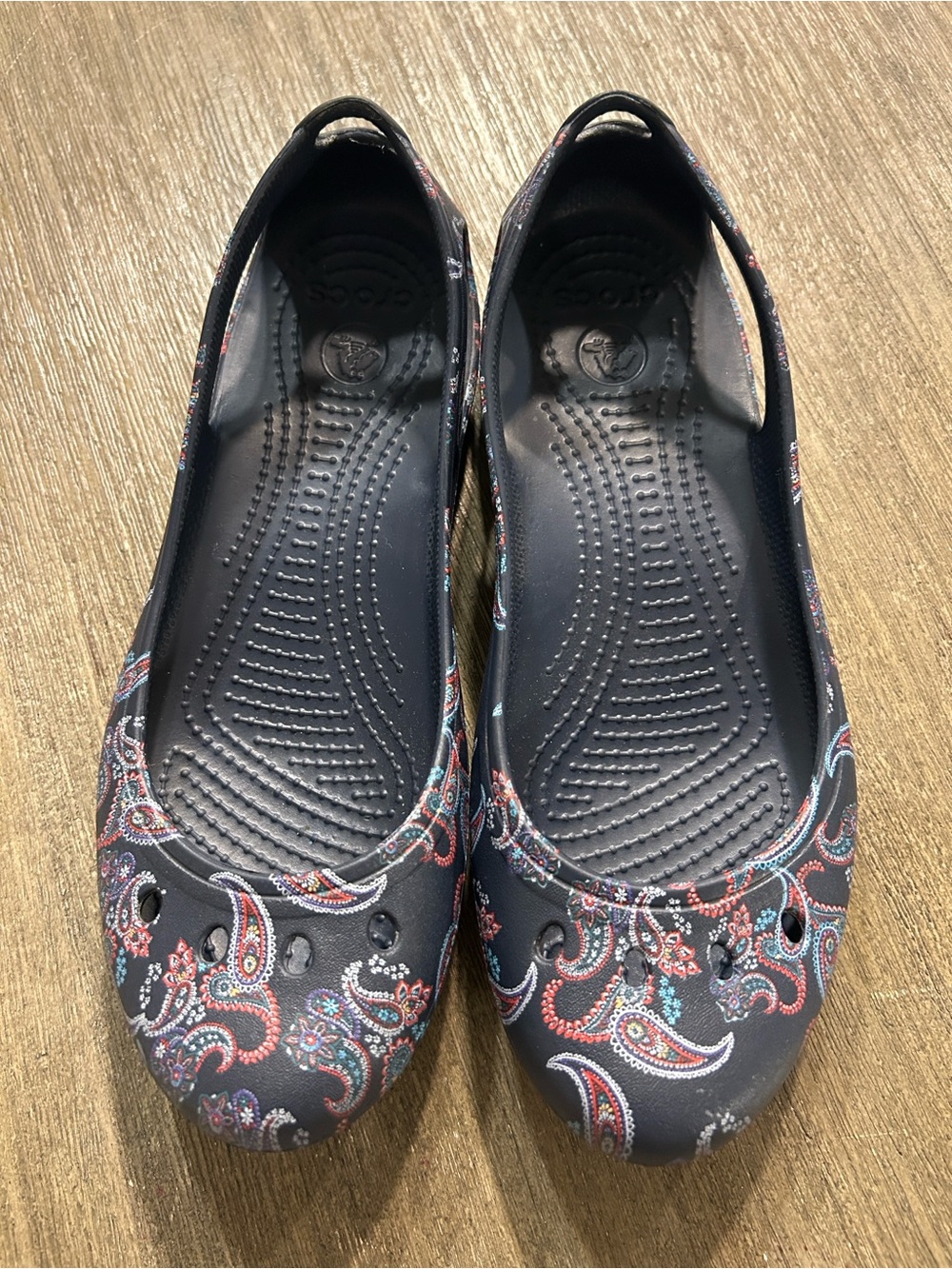 Crocs Women's Kadee Florals Flats Paisley Floral Navy Sz. W8, Like New.